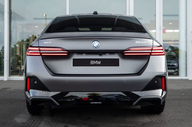 2025 BMW 5 Series 550E