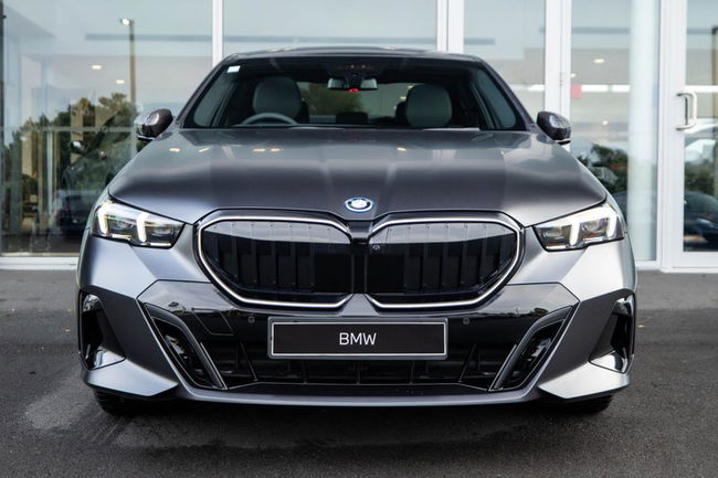 2025 BMW 5 Series 550E